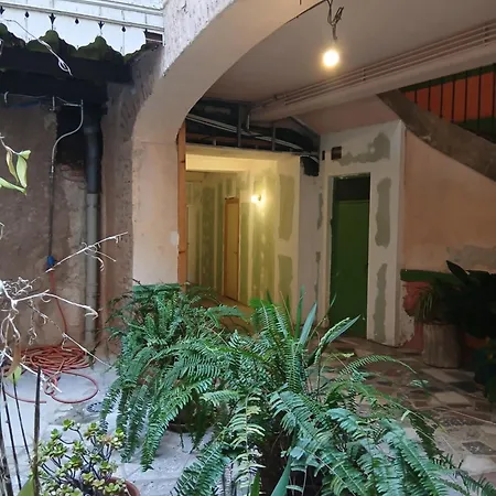Dans Un Atypique Villa